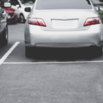 lignes blanches parkings